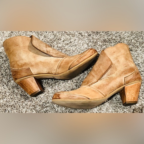 Women’s Leather Ankle Boots - Picture 3 of 6